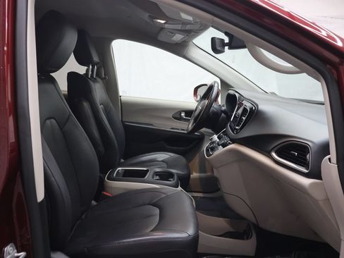 Used 2020 Chrysler Pacifica Touring-L Plus FWD image 9