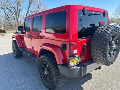 Used 2014 Jeep Wrangler Unlimited Sahara w/ Connectivity Group AWD/4WD image 9