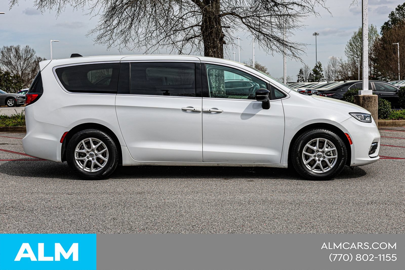 Used 2024 Chrysler Pacifica Touring-L FWD image 10