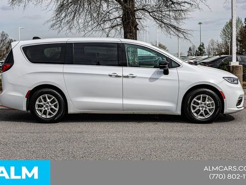 Used 2024 Chrysler Pacifica Touring-L FWD image 10