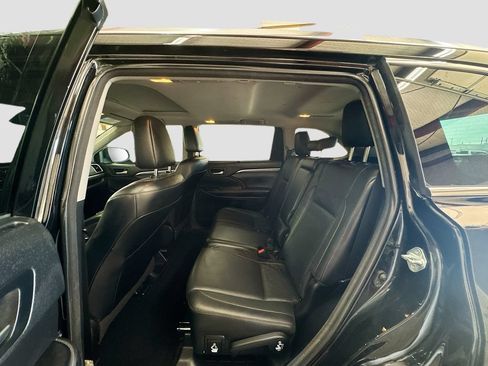 Used 2018 Toyota Highlander Limited FWD image 26