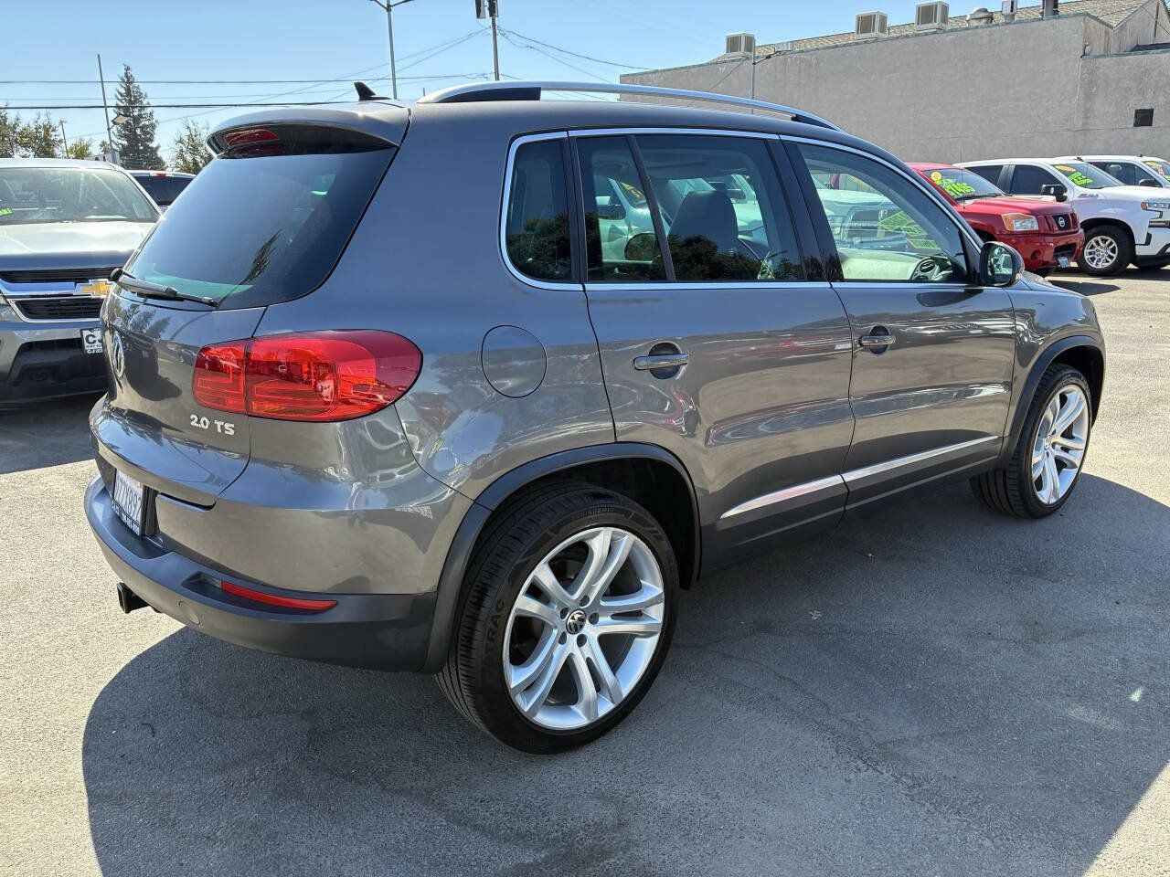 Used 2012 Volkswagen Tiguan SEL FWD image 2
