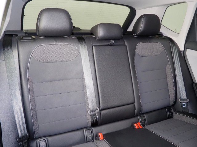 Used 2023 Volkswagen Taos SE w/ Sunroof Package w/ Panoramic Sunroof Package FWD image 15
