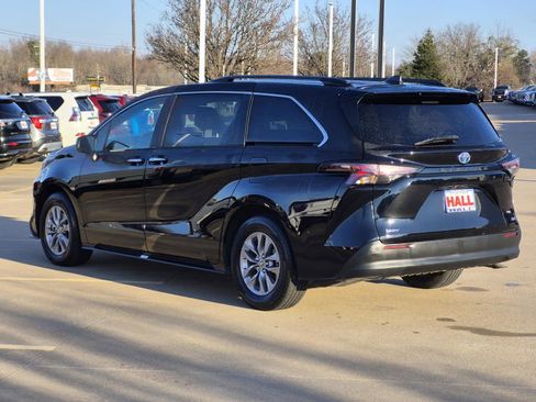 Used 2025 Toyota Sienna XLE image 4