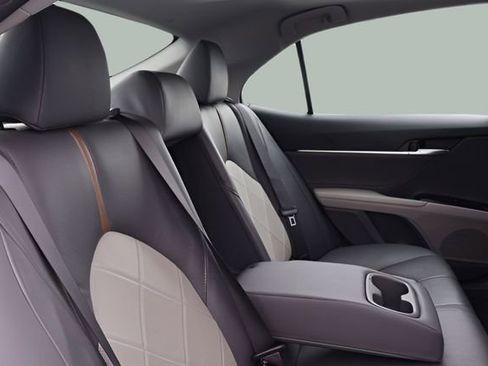 Used 2018 Toyota Camry XLE image 17