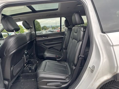 Used 2023 Jeep Grand Cherokee L Limited w/ Black Appearance Package AWD/4WD image 6