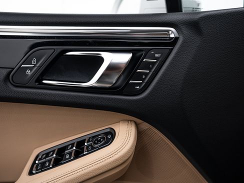 Certified 2026 Porsche Macan AWD/4WD image 17