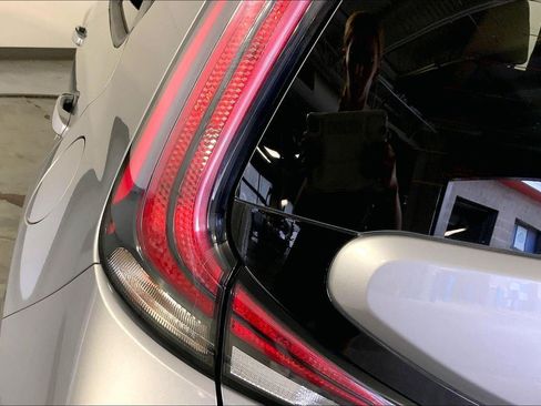 Used 2025 Kia Soul LX w/ LX Technology Package FWD image 27