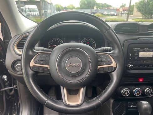 Used 2017 Jeep Renegade Latitude FWD image 19