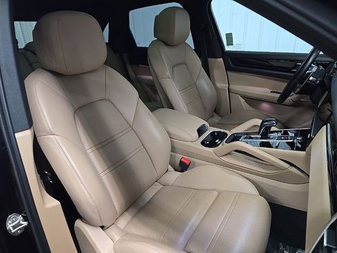 Used 2022 Porsche Cayenne image 15