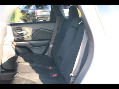 Used 2018 Jeep Compass Latitude w/ Popular Equipment Group image 17