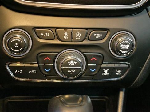 Used 2021 Jeep Cherokee Trailhawk w/ Sun & Sound Group AWD/4WD image 27
