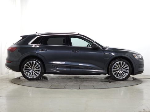 Used 2019 Audi e-tron Prestige w/ Prestige Package image 10