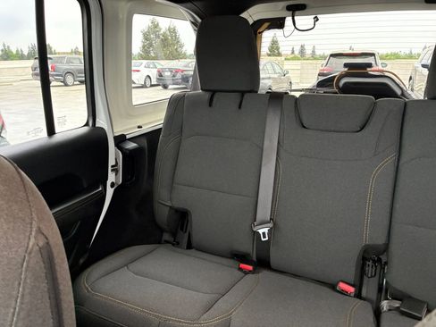 Used 2025 Jeep Wrangler Sahara image 38