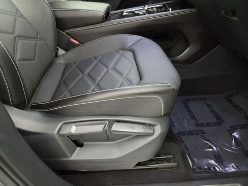 Used 2025 Volkswagen Atlas SE image 32