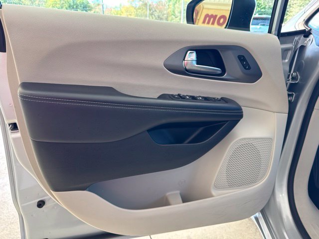 Used 2023 Chrysler Pacifica Touring-L FWD image 12