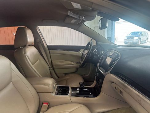 Used 2014 Chrysler 300 image 19