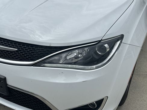 Used 2017 Chrysler Pacifica Limited FWD image 9