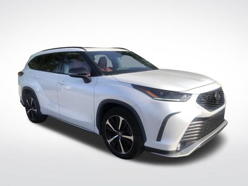 Used 2022 Toyota Highlander XSE FWD image 3
