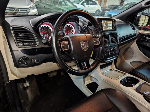 Used 2019 Dodge Grand Caravan SXT FWD image 14