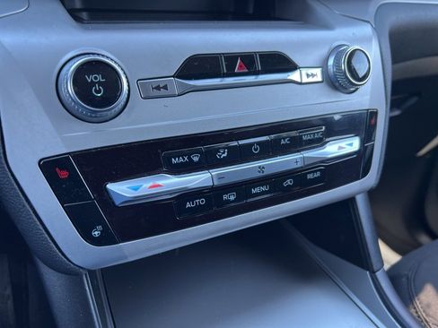 Used 2020 Ford Explorer XLT w/ Comfort Package image 10