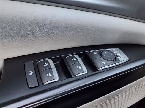 Used 2022 Kia Carnival LX image 18