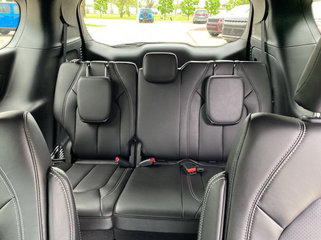 New 2027 Chrysler Pacifica Select FWD image 17