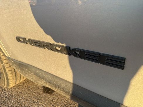 Used 2019 Jeep Cherokee Latitude Plus image 25