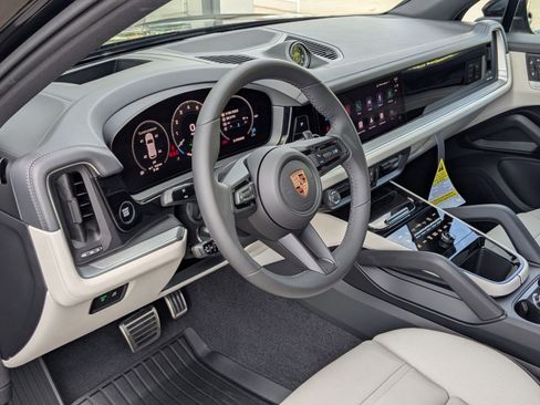 New 2026 Porsche Cayenne S image 4