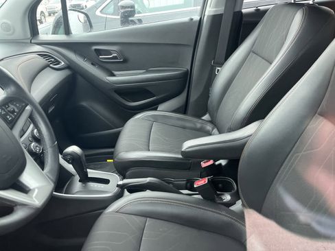 Used 2021 Chevrolet Trax LT w/ LT Convenience Package image 24