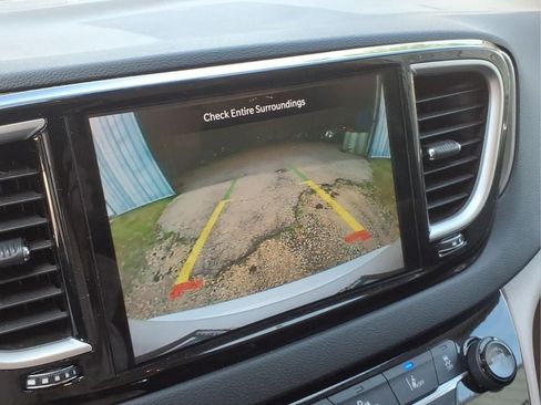 Used 2024 Chrysler Pacifica Touring-L FWD image 10