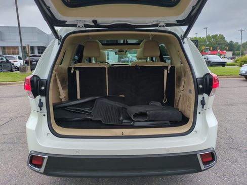 Used 2019 Toyota Highlander Limited Platinum FWD image 34