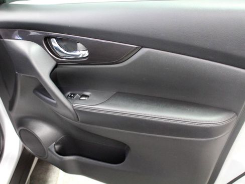 Used 2018 Nissan Rogue SV image 24