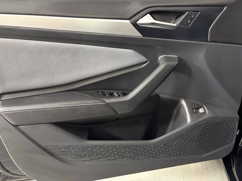 Used 2025 Volkswagen Jetta SE FWD image 17