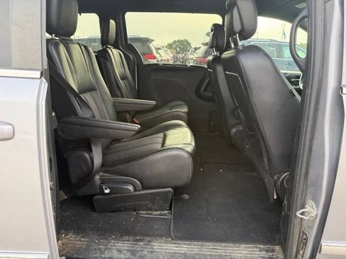 Used 2015 Chrysler Town & Country S FWD image 13