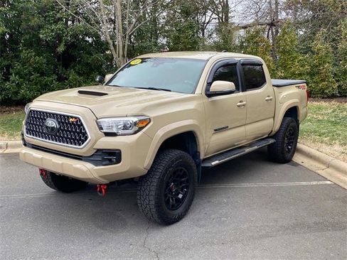Used 2018 Toyota Tacoma TRD Sport image 3