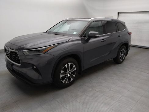 Used 2021 Toyota Highlander XLE image 2
