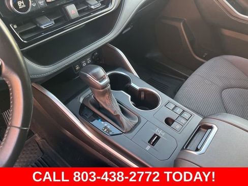 Used 2024 Toyota Highlander LE FWD image 27