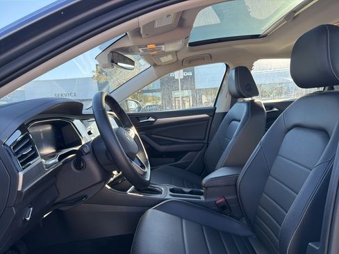 Used 2023 Volkswagen Jetta SE image 2