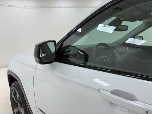 Used 2023 Jeep Grand Cherokee L Limited w/ Black Appearance Package image 10