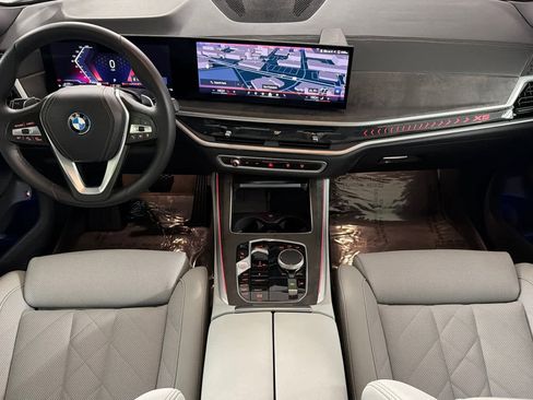Used 2024 BMW X5 xDrive50e image 3