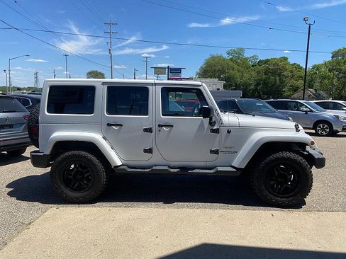 Used 2013 Jeep Wrangler Unlimited Sahara w/ Connectivity Group AWD/4WD image 5