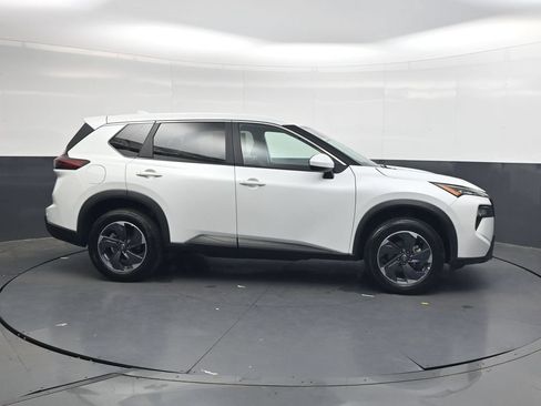 Used 2025 Nissan Rogue SV FWD image 4