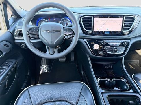 Used 2025 Chrysler Pacifica Limited FWD image 25