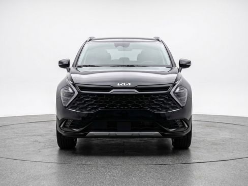 Used 2025 Kia Sportage LX image 2