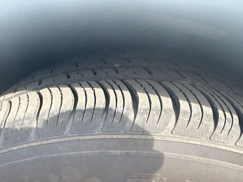 Used 2023 Chrysler Pacifica Touring-L FWD image 13