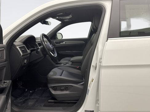 Used 2020 Volkswagen Atlas Cross Sport SE w/ Towing Package image 11