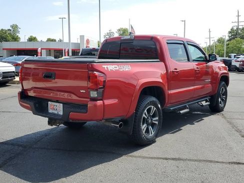 Used 2019 Toyota Tacoma TRD Sport AWD/4WD image 4