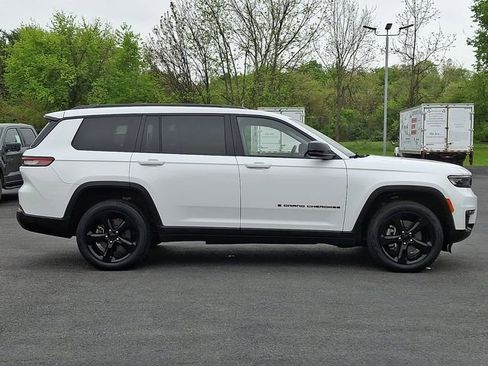 Used 2023 Jeep Grand Cherokee L Limited w/ Black Appearance Package AWD/4WD image 10