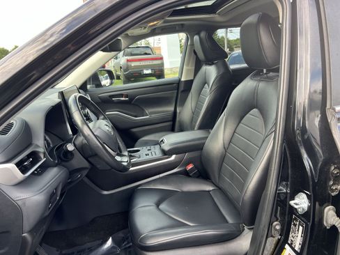 Used 2024 Toyota Highlander XLE AWD/4WD image 13